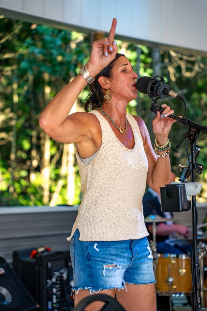 Stephanie Lubitz Shellhas - Singer